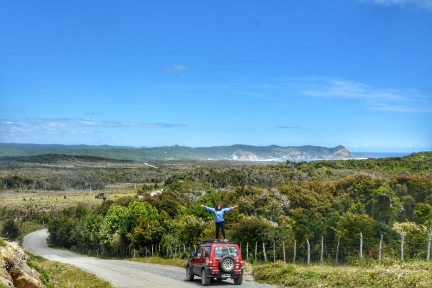 Lizbeth Bravo y su "Rojito" en la carretera Austral